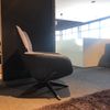 Leolux Lloyd Plus relaxfauteuil met poef - Vooraanzicht