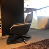 Leolux Lloyd Plus relaxfauteuil met poef - Zijaanzicht rechts