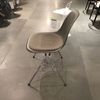 Vitra DSS eetkamerstoel - Zijaanzicht rechts