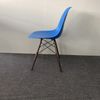 Vitra DSW eetkamerstoel - Zijaanzicht rechts