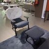 Moroso Klara fauteuil met poef - Zijaanzicht links