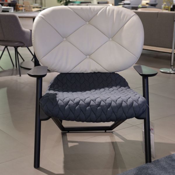 Moroso Klara fauteuil met poef - Showroom