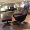 Montis Puk draaifauteuil met poef - Zijaanzicht rechts
