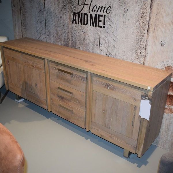 Henders en Hazel More dressoir - Showroom