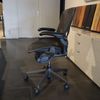 Herman Miller Aeron bureaustoel - Vooraanzicht