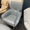 Leolux Lloyd Plus draaifauteuil met poef - Zijaanzicht rechts