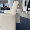 Leolux Boavista fauteuil met poef - Zijaanzicht rechts