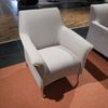 Leolux Mayuro fauteuil met poef - Zijaanzicht links