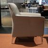 Leolux Mayuro fauteuil met poef - Vooraanzicht