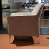 Leolux Mayuro fauteuil met poef - Zijaanzicht rechts