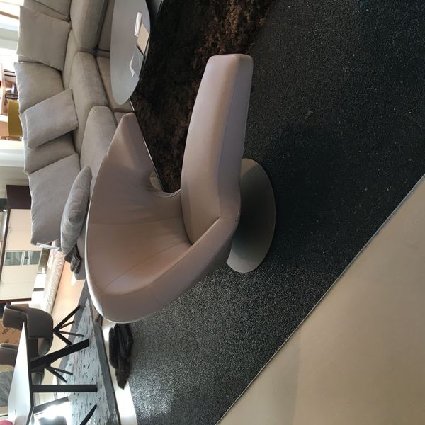 Leolux Parabolica draaifauteuil - Vooraanzicht